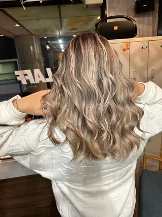 セミロング カラー 難波ブリーチカラー 伊藤洋輝のヘアスタイル