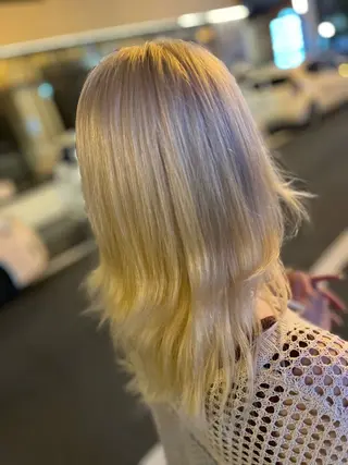 ミディアム 飯星慧斗 /ブリーチ、縮毛矯正のヘアスタイル