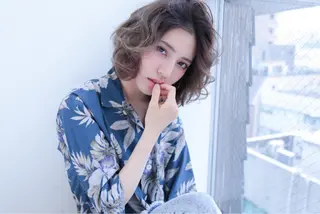 ミディアム カラー コテ巻き風パーマ SHONOのヘアスタイル