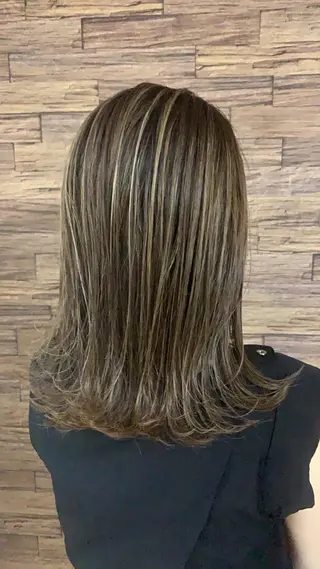 セミロング カラー 有坂 里恵のヘアスタイル