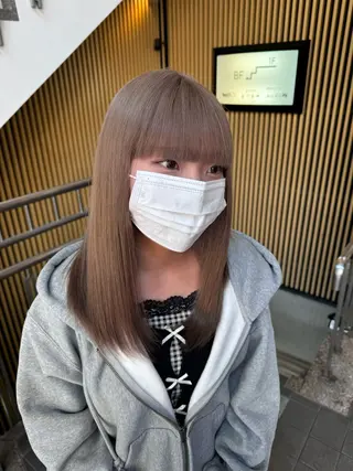 ミディアム カラー ヘアアレンジ ホワイトカラー/ ピンクベージュにったのヘアスタイル