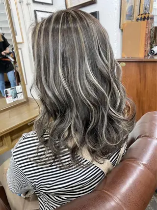 セミロング カラー 💖ハイライト/ハイ トーン💖MIKIのヘアスタイル