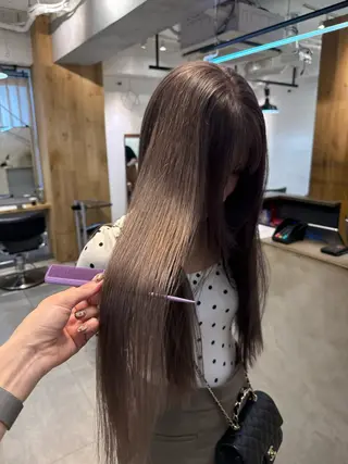 ロング カラー ミルクティー× グレージュMOMOのヘアスタイル