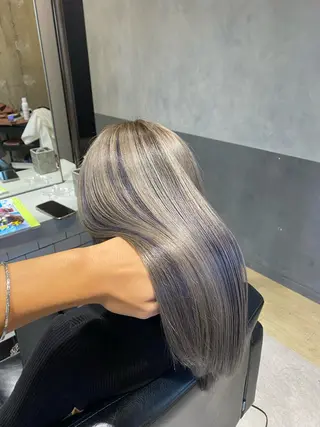 ロング ハイトーンエフェクト ブリーチいち丸のヘアスタイル