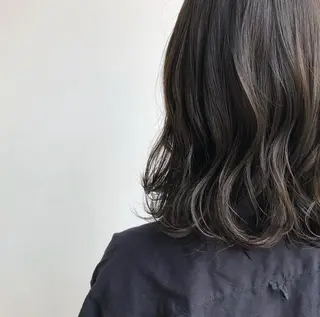 ミディアム カラー THE DAY所属・AKI HASHIMOTOのヘアスタイル