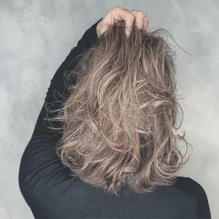 ミディアム カラー N° aria 三軒茶屋のヘアスタイル