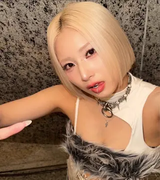 ショート カラー 艶髪ハイトーン特化 梅田美容室SLYのヘアスタイル