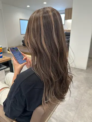 ロング カラー 白髪ぼかしハイライト レイヤー川口　元気のヘアスタイル