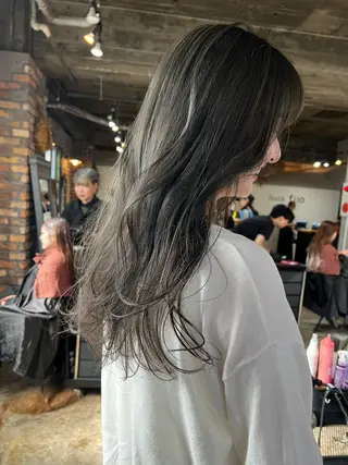 ロング カラー ツキノキ ミナのヘアスタイル