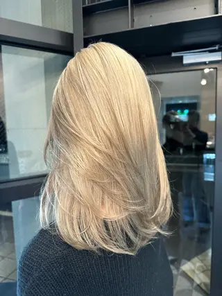 ミディアム レイヤーカット 透明感カラーのヘアスタイル