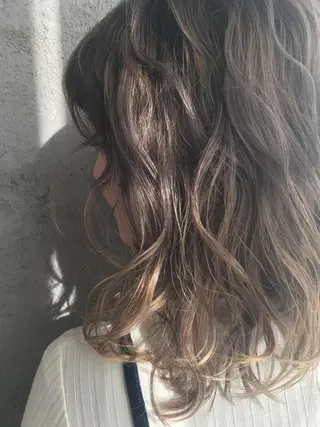 ミディアム カラー EMANON天神所属・Hitomi Ezakiのヘアスタイル