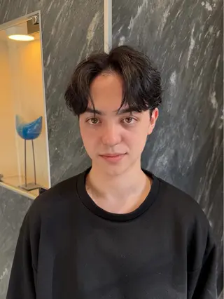 ミディアム メンズ SALOWIN 原宿 iori所属・【原宿】外国人風 パーマ毛流れメンズのヘアスタイル