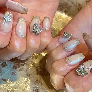 ミディアム H🌺 NAILのネイルデザイン