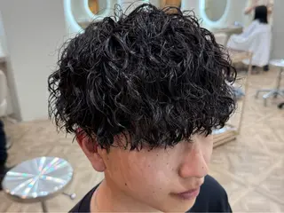 パーマ メンズ MEN‘S HAIR BLEACHi塩釜口所属・市原亮/塩釜口/ ツイスパ/波巻きのヘアスタイル