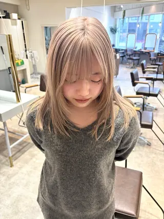 ミディアム ｍｏｍｏ/ ハイトーン/ベージュのヘアスタイル