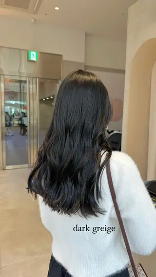 セミロング カラー ミオ💎透ける暗髪／ ブリーチなしWカラーのヘアスタイル