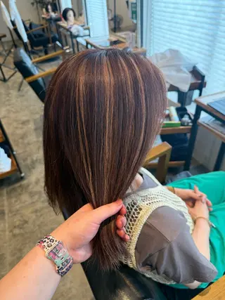 カラー Lit 花井さくらのヘアスタイル