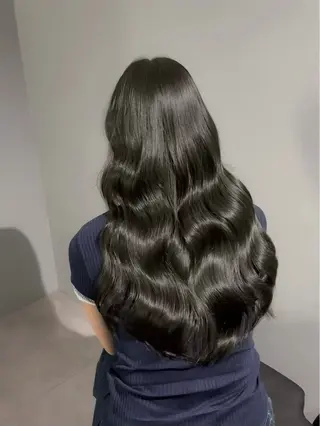 ロング シオン/艶髪/ グレージュカラーのヘアスタイル