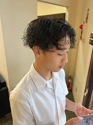 パーマ 権 燦易のヘアスタイル