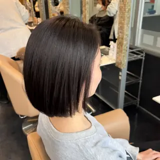 ショート CONAN｜レイヤー ボブ／ハイトーンのヘアスタイル