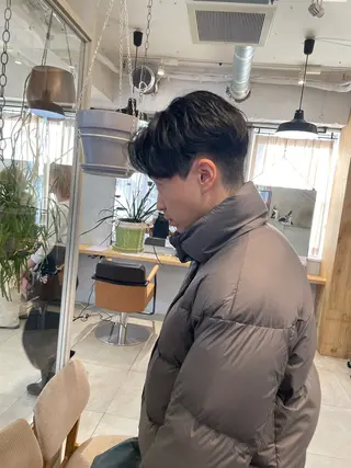 メンズ ミルクティー× グレージュMOMOのヘアスタイル