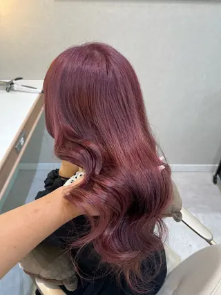 セミロング カラー 𝑴𝑰𝑨🎀赤髪 /ピンク/髪質改善のヘアスタイル