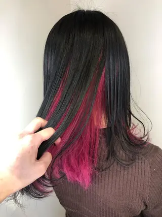 セミロング カラー ウルフカット／吉村 桃子のヘアスタイル