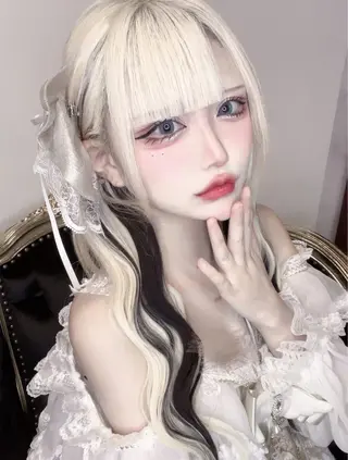 ロング カラー ホワイト&レイヤーカ ットエクステ長畠俊輔のヘアスタイル