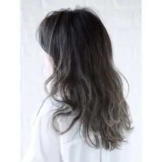 セミロング カラー KIZU 髪質改善 怪談を語る美容師のヘアスタイル