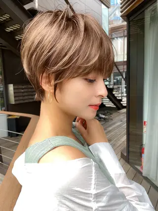 ショート laff 新宿所属・切りっぱなしボブ レイヤー/縮毛矯正のヘアスタイル