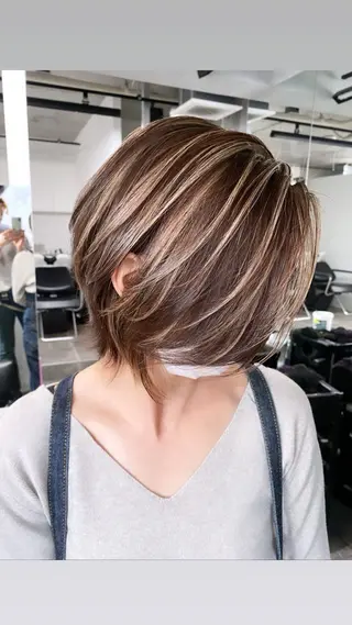 ショート カラー REDEAL ope.所属・きったん／ハイライト レイヤーカットのヘアスタイル