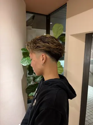 メンズ RONND   Weg所属・海瑠万／メンズパーマ ／ブリーチ／フェードのヘアスタイル