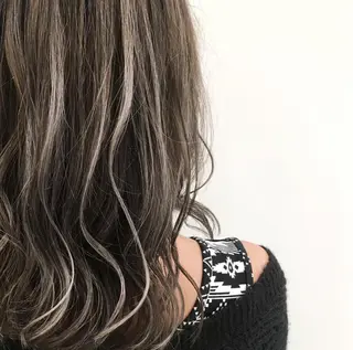 ミディアム due hair 京都駅前店 MILBON オージュア認定サロン【デューヘアー】所属・ハイトーンブリーチ 土坂 由志【京都】のヘアスタイル