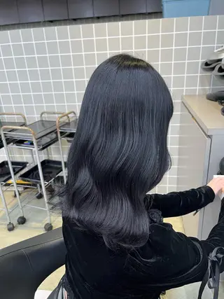 セミロング 寒色＆ブリーチ特化 寒色MiOのヘアスタイル