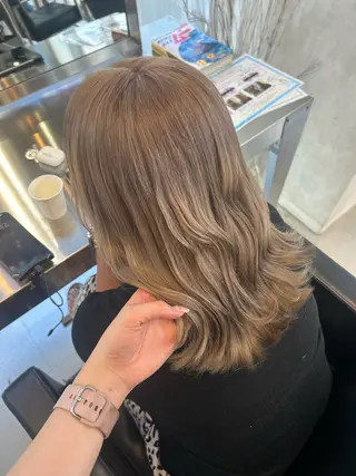 ミディアム あやめ🪽 オリーブ/ハイトーンのヘアスタイル