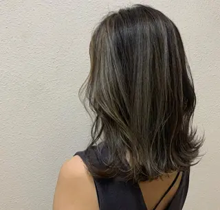 ミディアム なつめ🐶ショート ベージュカラーのヘアスタイル