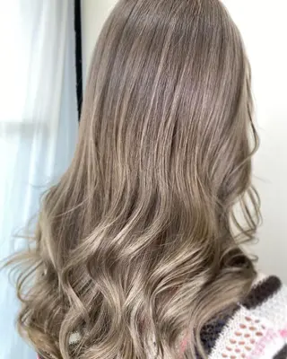 ロング カラー ito. ブリーチ/髪質改善のヘアスタイル