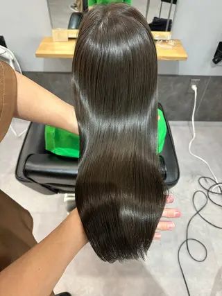 ロング カラー ミルクティーカラー グレージュ　高山慧輔のヘアスタイル