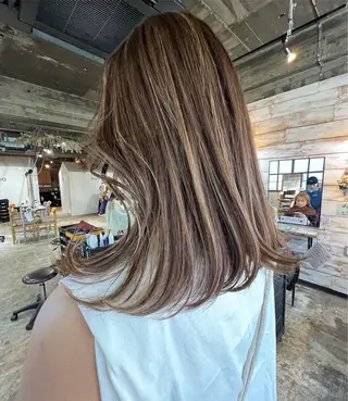 ミディアム カラー ツキノキ ミナのヘアスタイル