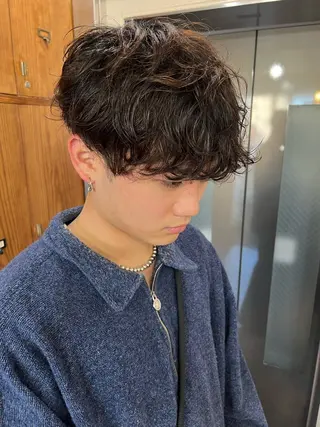 ミディアム パーマ メンズ メンズ職人/センター パート/富沢真斗のヘアスタイル