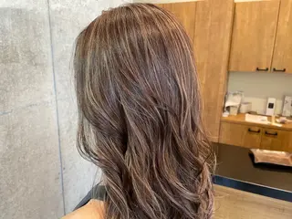 セミロング カラー 塩崎 明菜のヘアスタイル