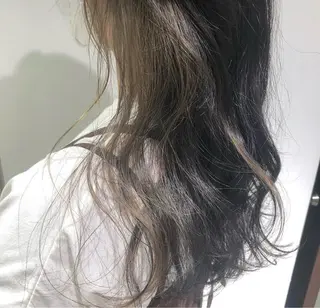 カラー アダチ ヒヨリのヘアスタイル