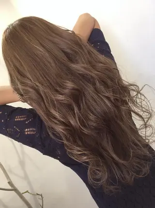 ロング カラー 塩崎 明菜のヘアスタイル