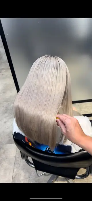 セミロング カラー 及川シゲル 髪質改善講師のヘアスタイル