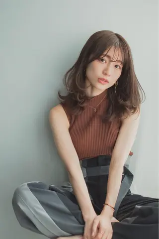 ミディアム カラー Le'a銀座所属・前髪/顔周り /レイヤー/秋山 元のヘアスタイル