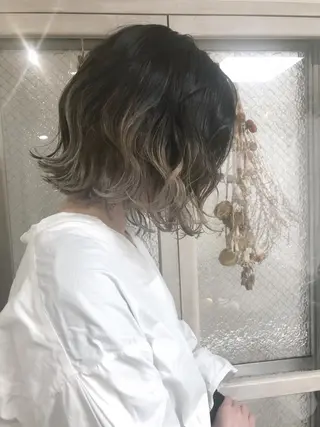 ショート カラー パーマ ヘアアレンジ 推し活専用 【派手髪】飯野ゆかりのヘアスタイル