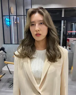 ミディアム mood alissaのヘアスタイル