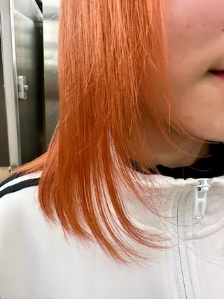 セミロング ハイトーン/ 縮毛矯正のヘアスタイル