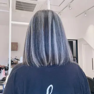 ミディアム カラー オフホワイトアンドなんば所属・福西 洋斗のヘアスタイル