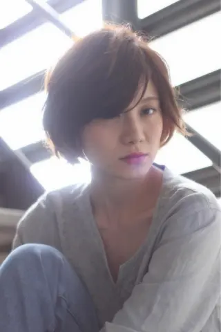 ショート カラー 鍵山 千秋のヘアスタイル